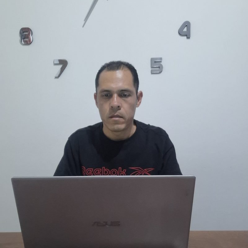 Efrain Aguilar, instructor de EfraCode